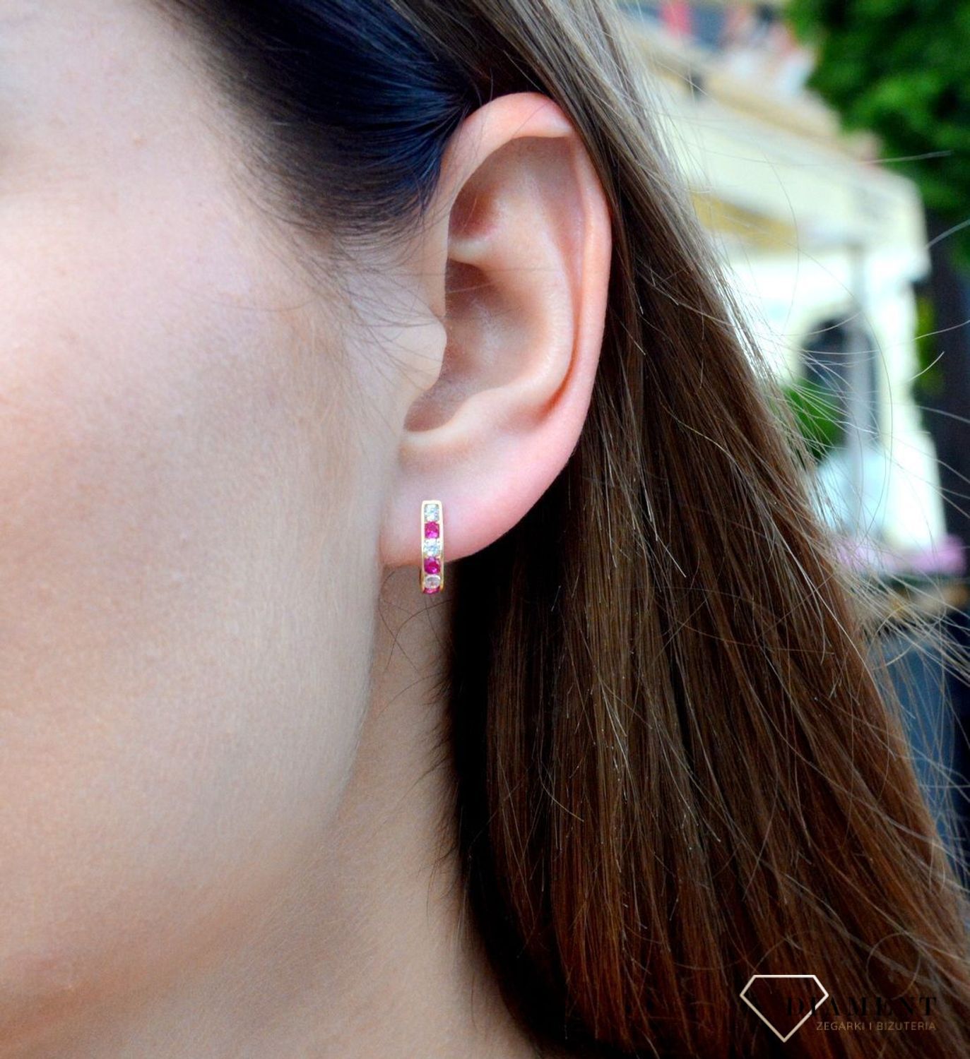 Złote kolczyki dla dziewczynki 333 cyrkonia KL 2B 333. Śliczne, złote kolczyki dla dziewczynki wykonane z wysokiej próby złota 333 o wadze około 0,93 g oraz długości około 1 cm. Minimalistyczne kolcz.jpg